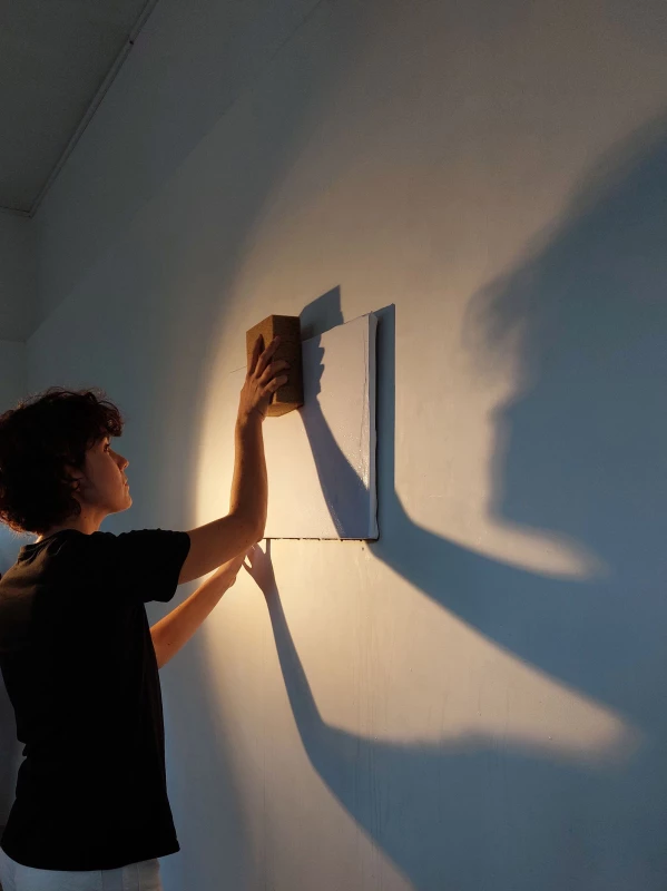 Emma Cossée Cruz, performance, Les admoniteurices, Exposition Ex machina, Centre Claude Cahun, 2024,  © Jean-Louis Kerouanton